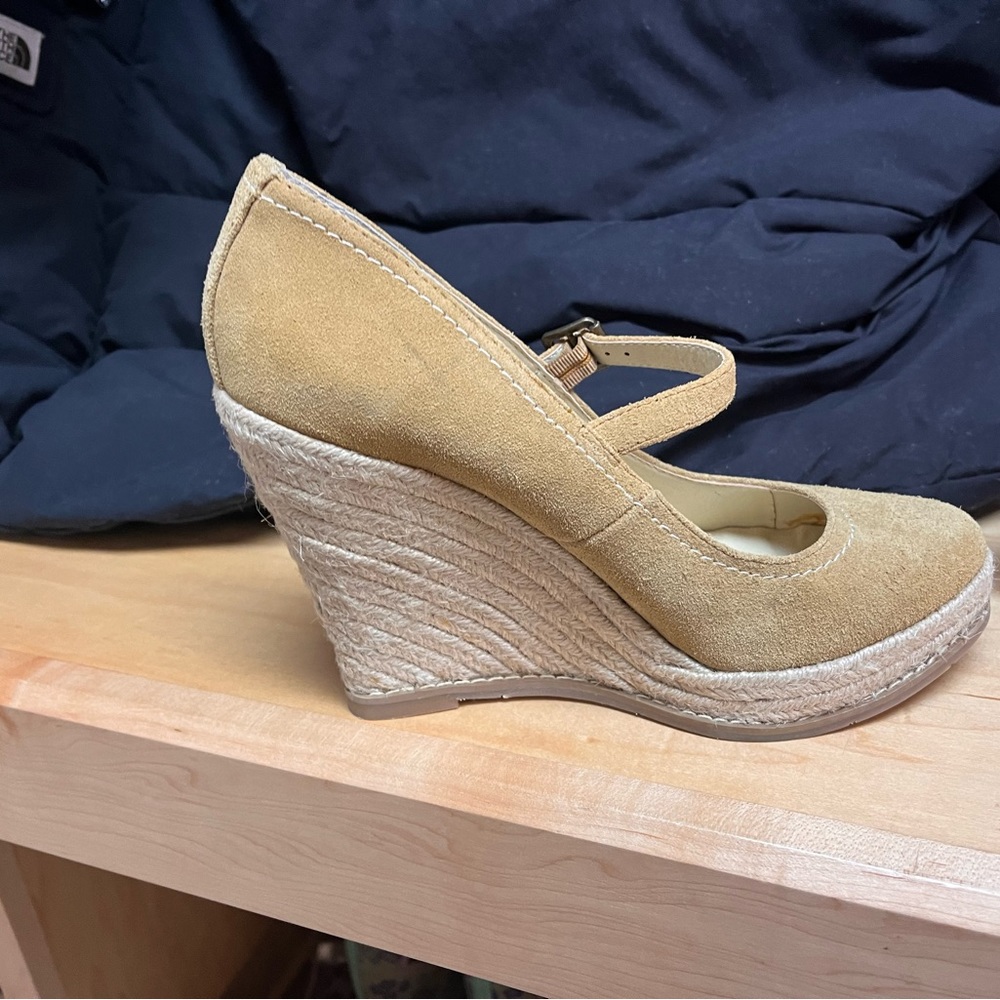 Dolce vita size 8.5 tan wedge shoes. Brand new